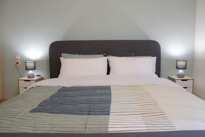 Cozy Modern Apartment Янина Экстерьер фото